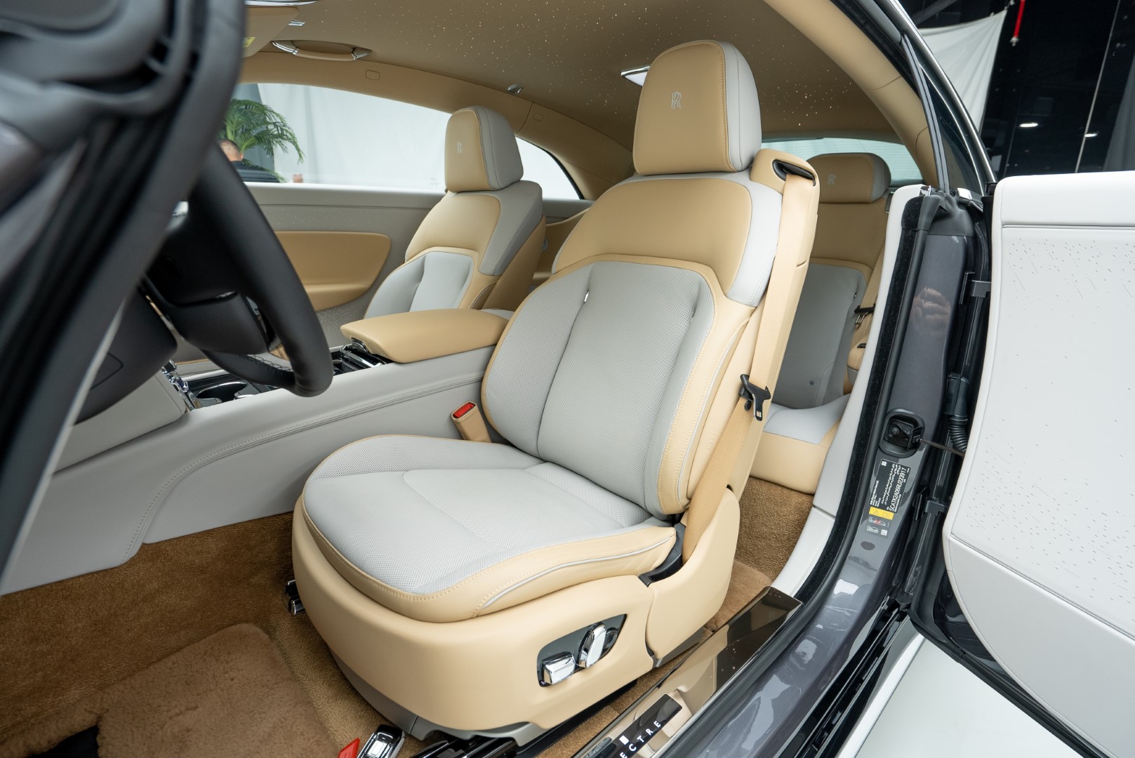 2024 ROLLS ROYCE SPECTRE. GCC. VERY HIGH SPEC. WARRANTY AND SERVICE.